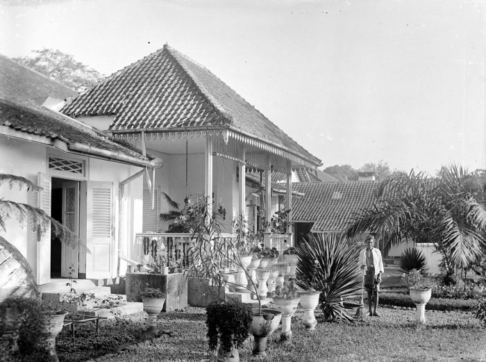 File:COLLECTIE TROPENMUSEUM Bediende in de tuin van een woonhuis TMnr 10023857.jpg