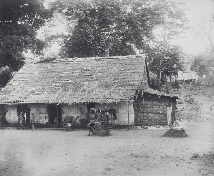 File:COLLECTIE TROPENMUSEUM Het huis van de posthouder op het eiland Sera TMnr 60039379.jpg