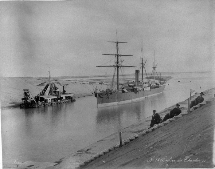 File:COLLECTIE TROPENMUSEUM Suezkanaal met baggermolen en schip Egypte TMnr 60008664.jpg