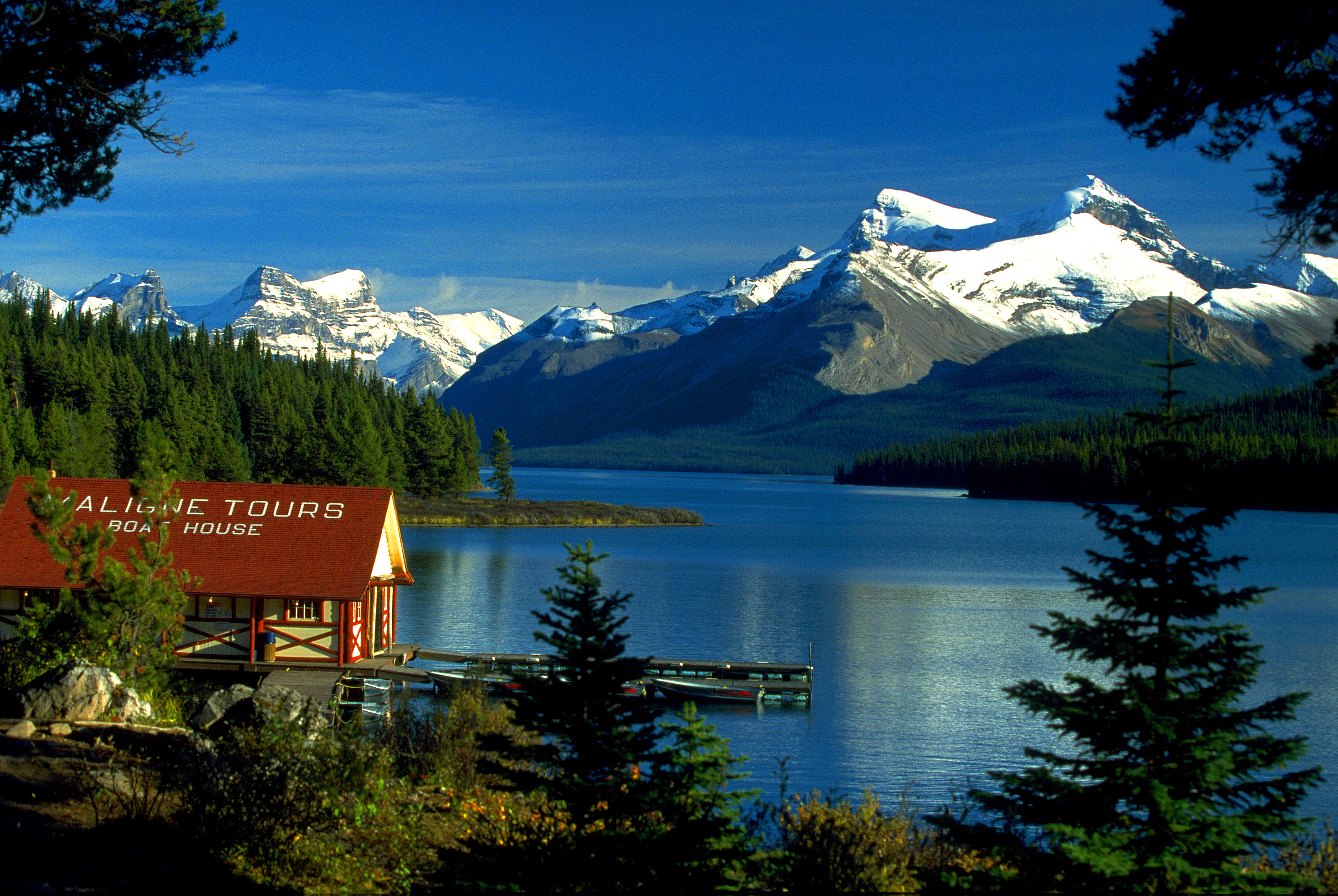 File:Canada Boat House am Maligne Lake, Jasper NP, Alberta, CA.jpg ...