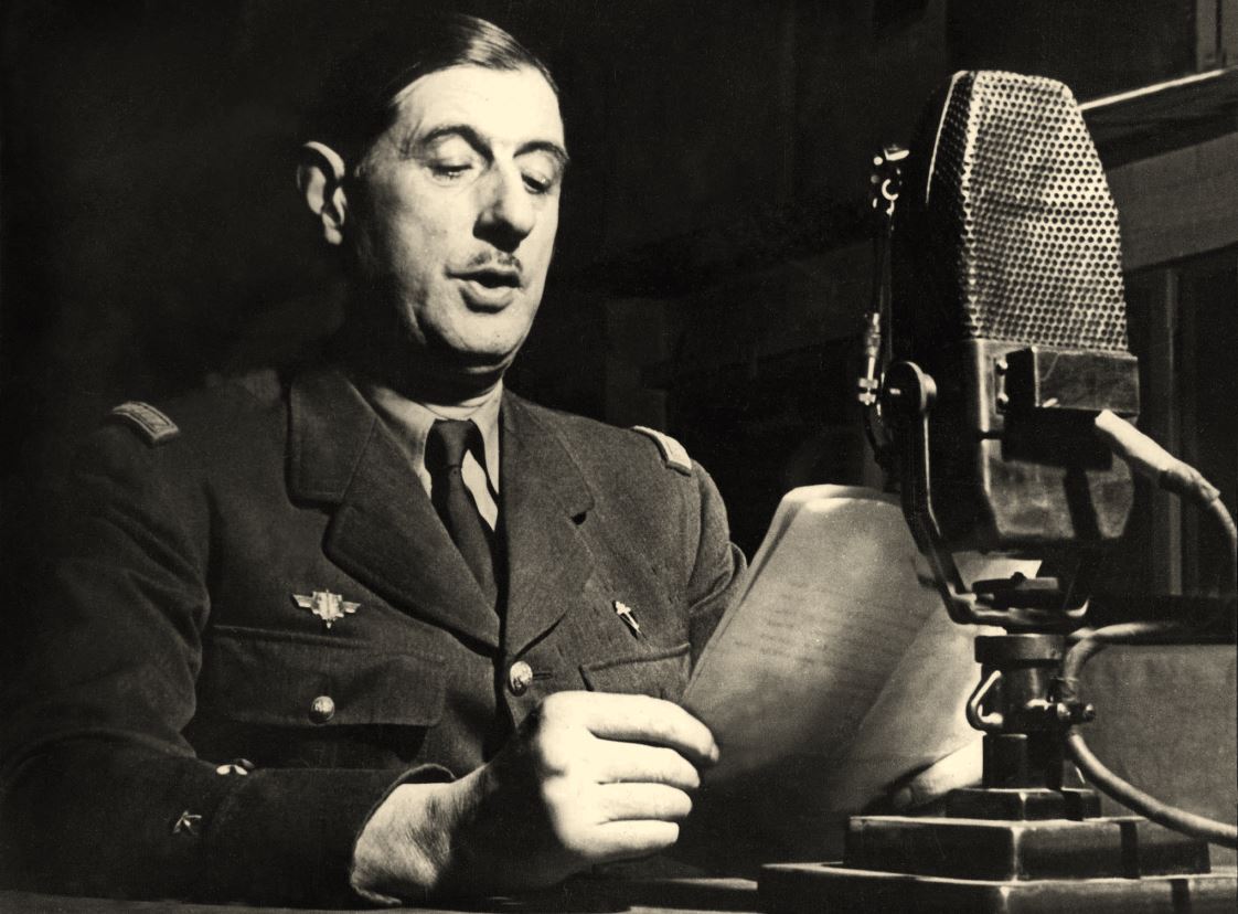 Charles de Gaulle au micro de la BBC à Londres. Cette photographie est postérieure au 18 juin 1940 car le Général porte sur sa vareuse l'insigne à croix de Lorraine[1], adoptée comme emblème de la France libre en juillet de la même année[2]. Il n'existe aucun cliché de l'appel du 18 Juin mais cette image est parfois utilisée comme illustration du célèbre discours radiodiffusé[1].