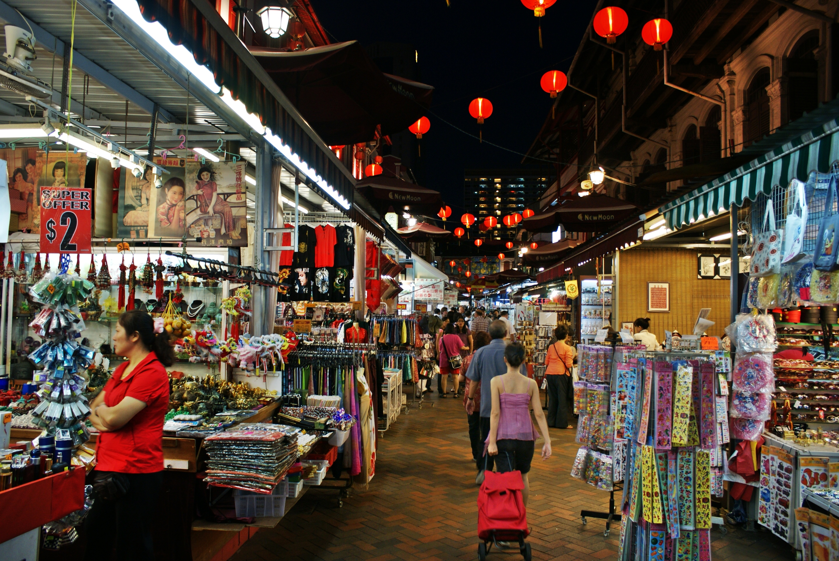 Big many shop. Рынок Chinatown Сингапур. Бангкок рынок чайнтаун. Шоппинг в Сингапуре. Сингапурские магазины.