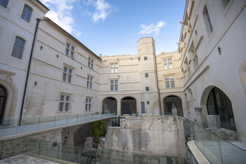 File:Cour du Museon Arlaten - musée de Provence.jpg