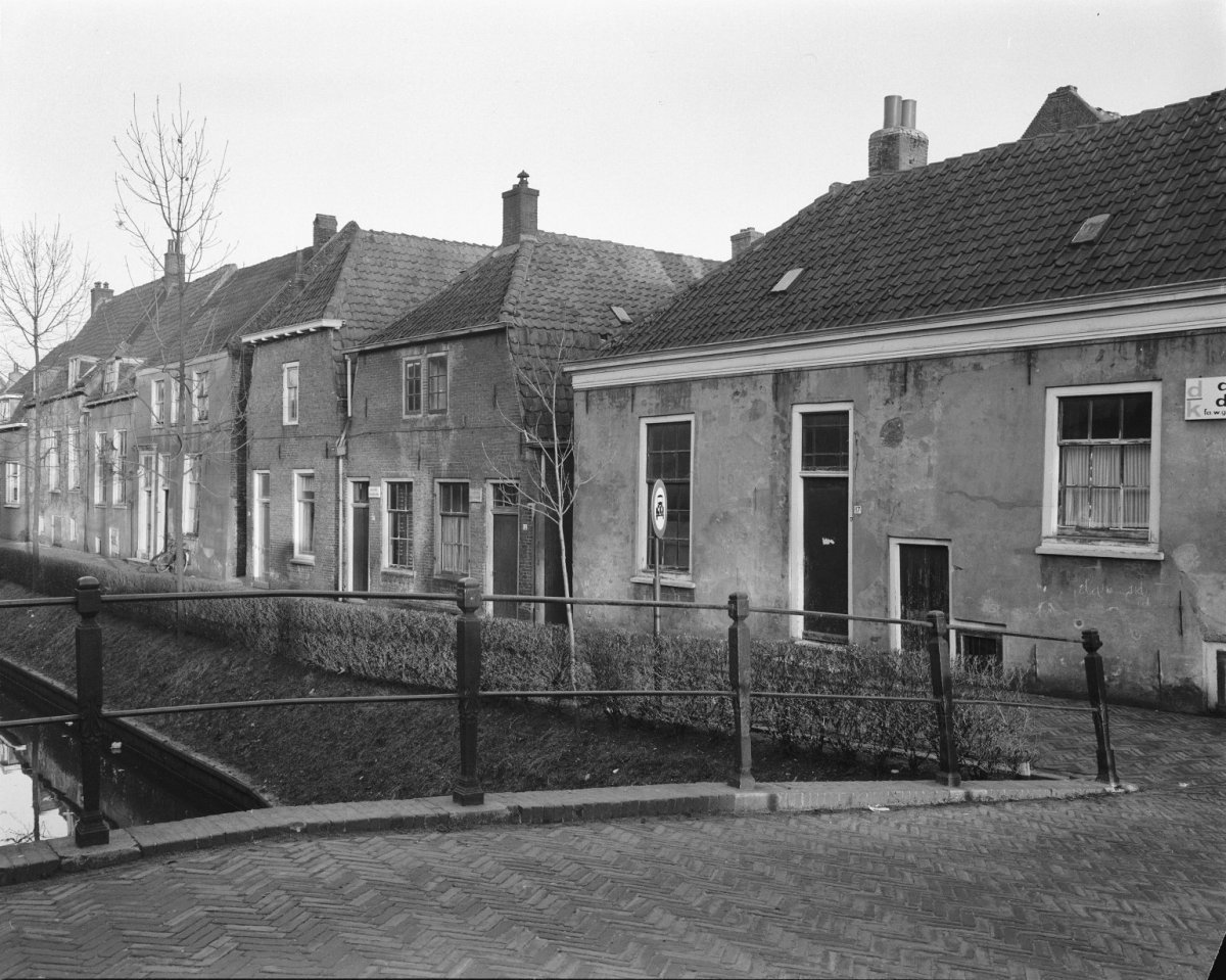 File:De Havenstraat gezien vanaf de Wittepaardsbrug (rechts voormalige drukkerij de Kroon ...