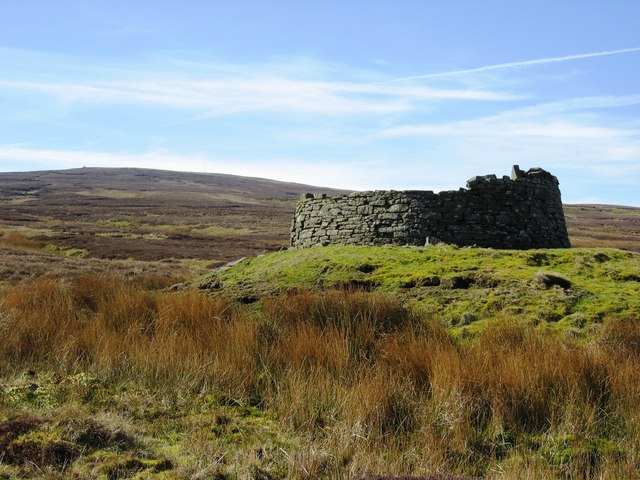 File:Disused mine shaft - geograph.org.uk - 389249.jpg