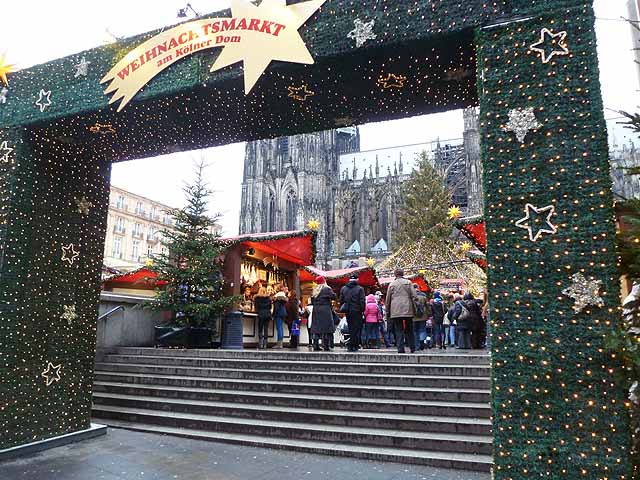 File:Entrance to the Cathedral Christmas Market - geo.hlipp.de - 30805.jpg - Wikimedia Commons