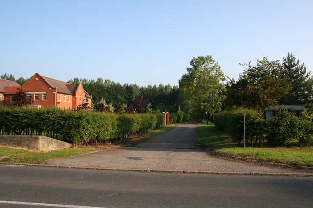 File:Footpath Past The Court - geograph.org.uk - 824705.jpg