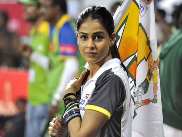 File:Genelia Dsouza with flag at CCL. India, 2011.jpg