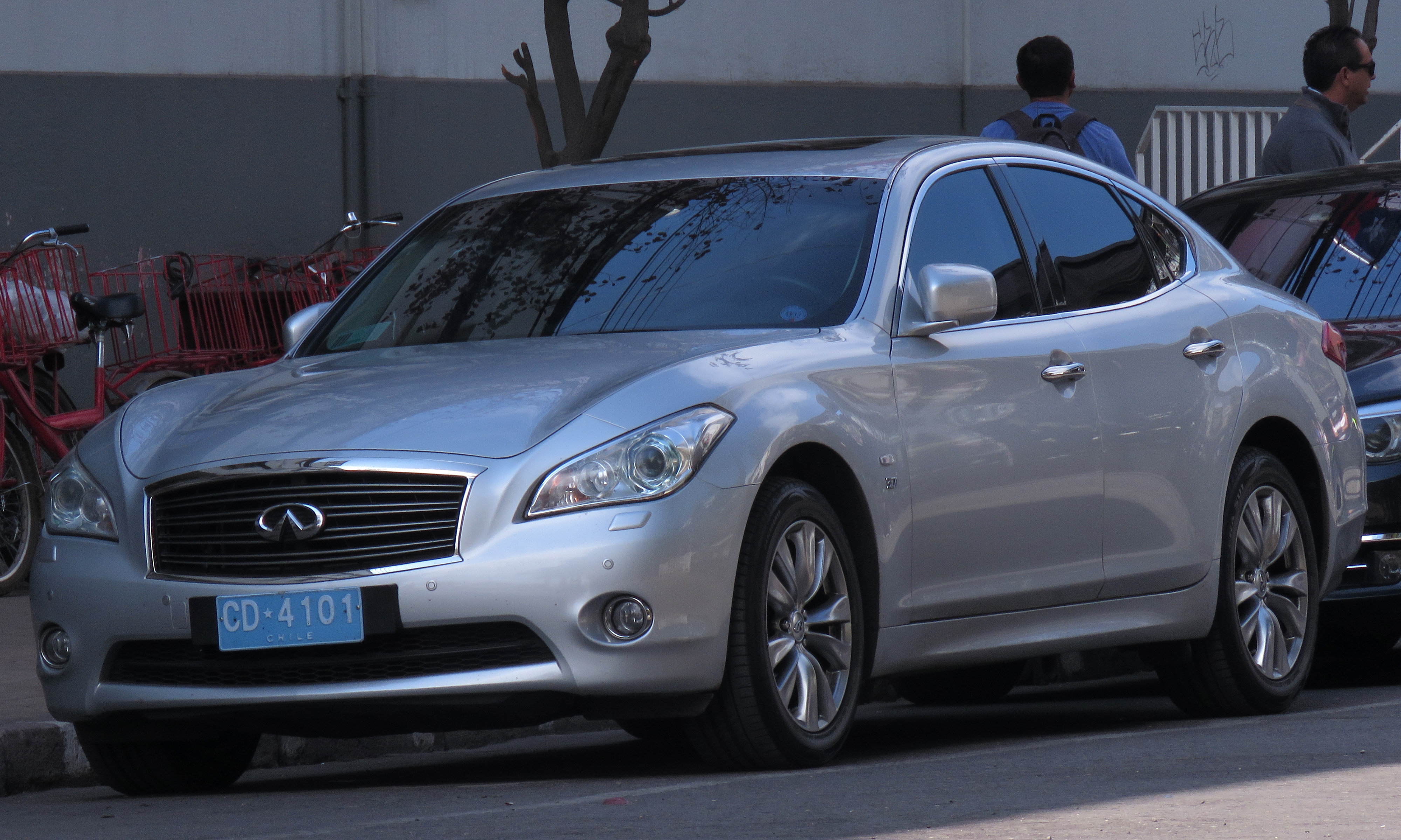 Infiniti m 37 vs Fuga