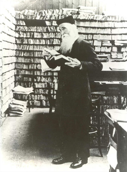 James Murray dans son « scriptorium » de Banbury Road (Oxford), dans les années 1880.