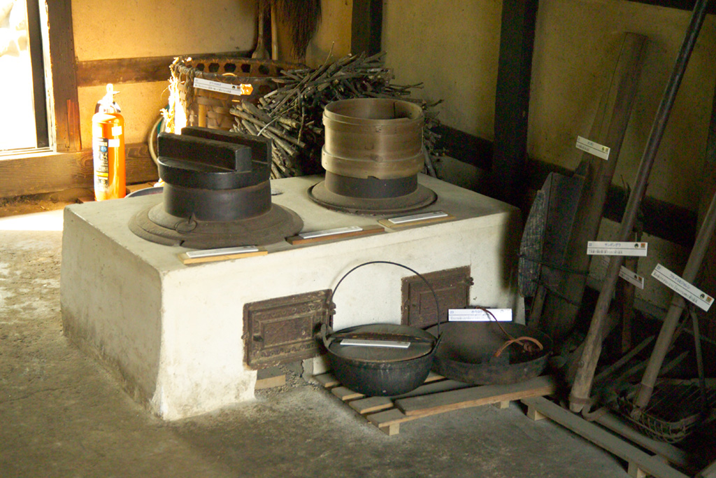 File:Ancient iron pot.JPG - Wikimedia Commons