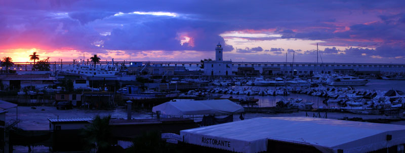 File:Manfredonia vista da Piazza Mercato all'Alba.jpg