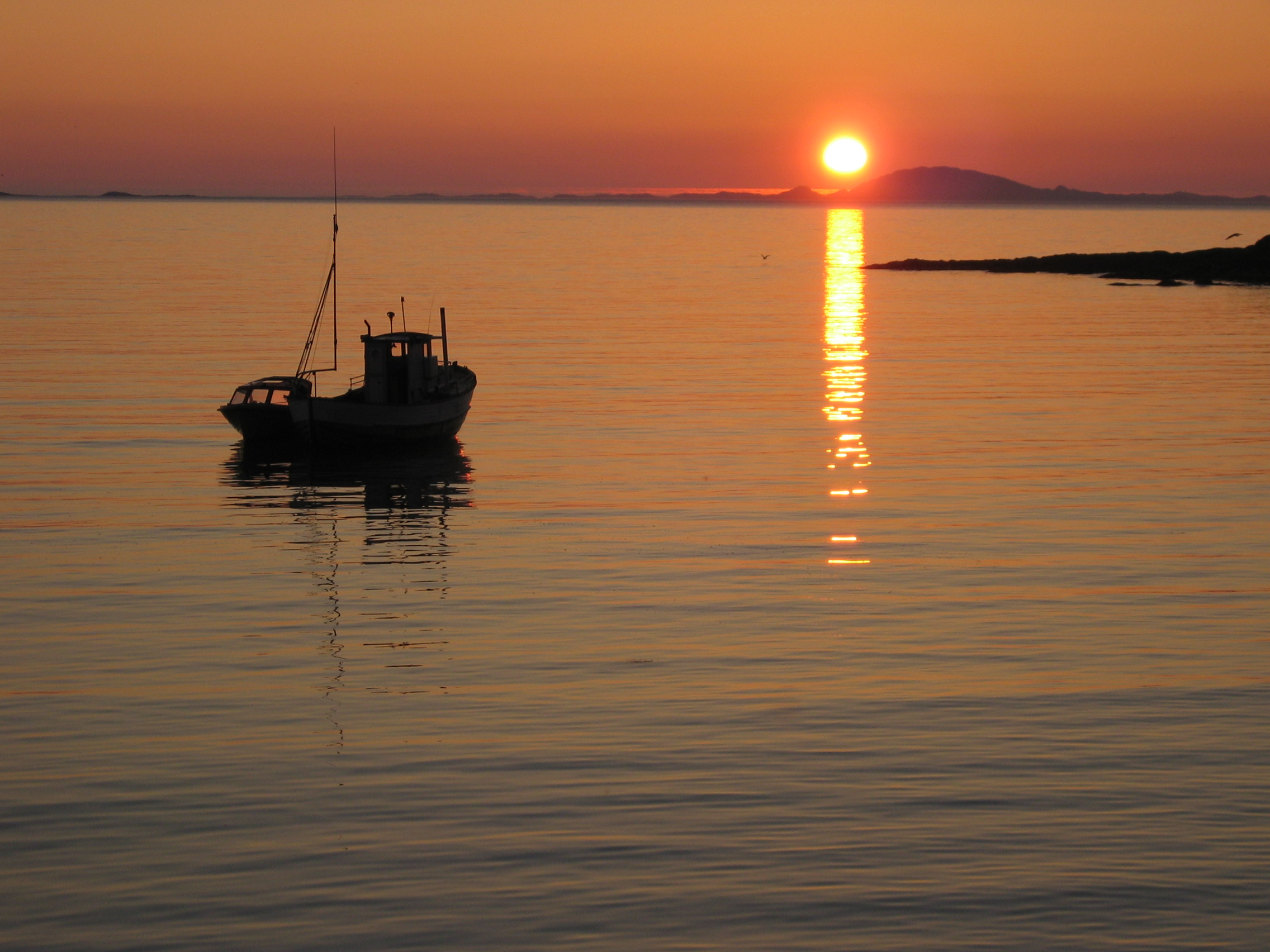 File Midnight Sun Buldersanden Norway Jpg Wikimedia Commons