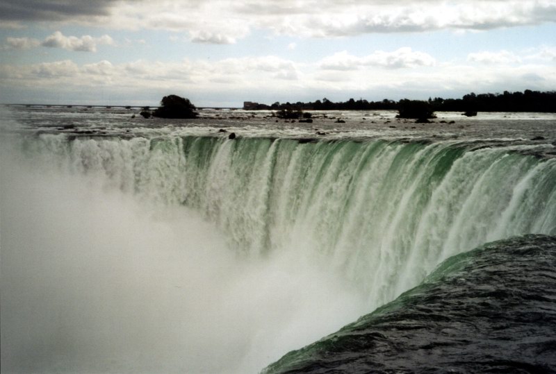 صورة:Niagarafälle kanadische Seite.jpg