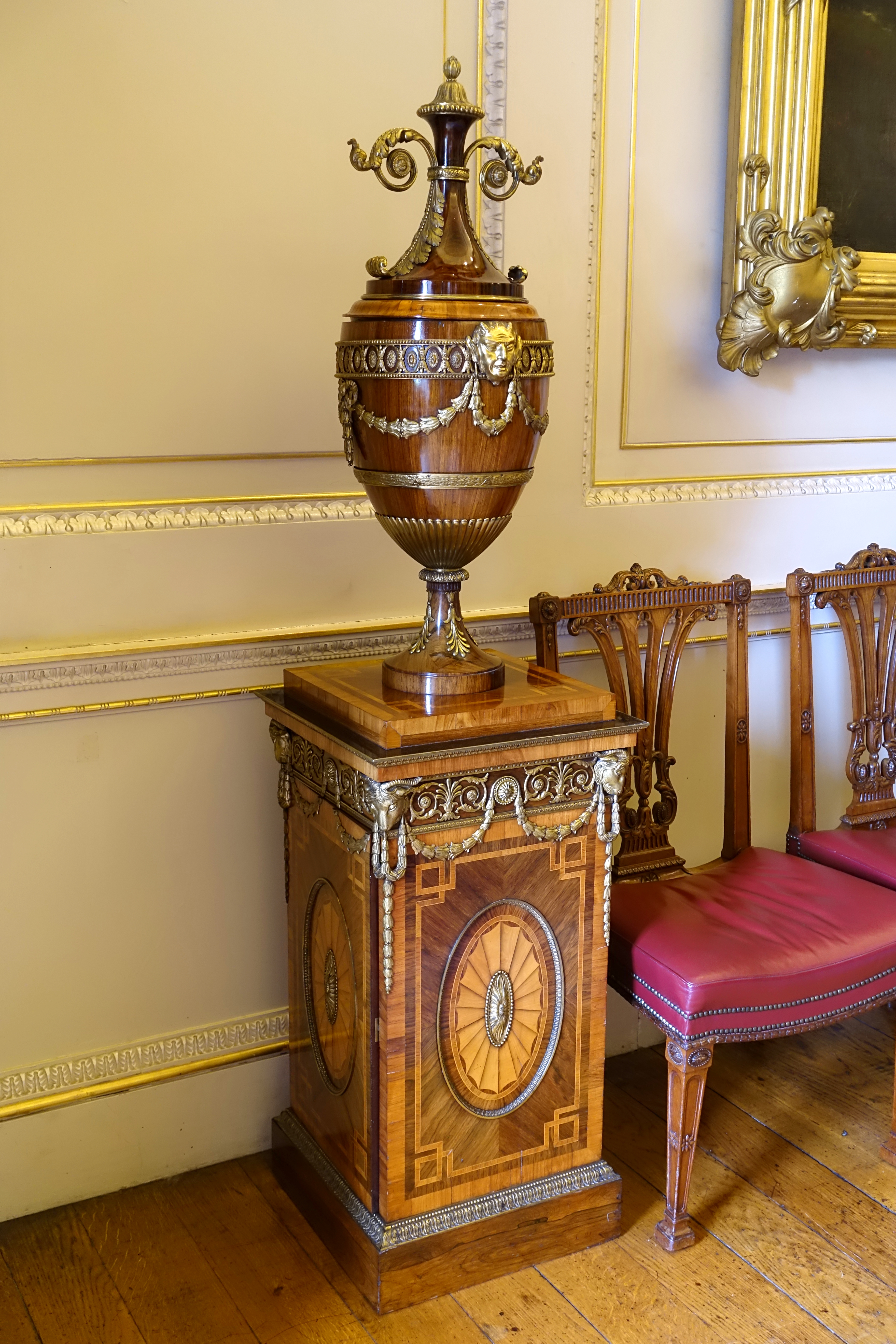 https://upload.wikimedia.org/wikipedia/commons/a/ac/Pedestal_and_urn%2C_by_Thomas_Chippendale%2C_mid_1700s%2C_for_use_as_a_plate_warmer_-_State_Dining_Room_-_Harewood_House_-_West_Yorkshire%2C_England_-_DSC02026.jpg