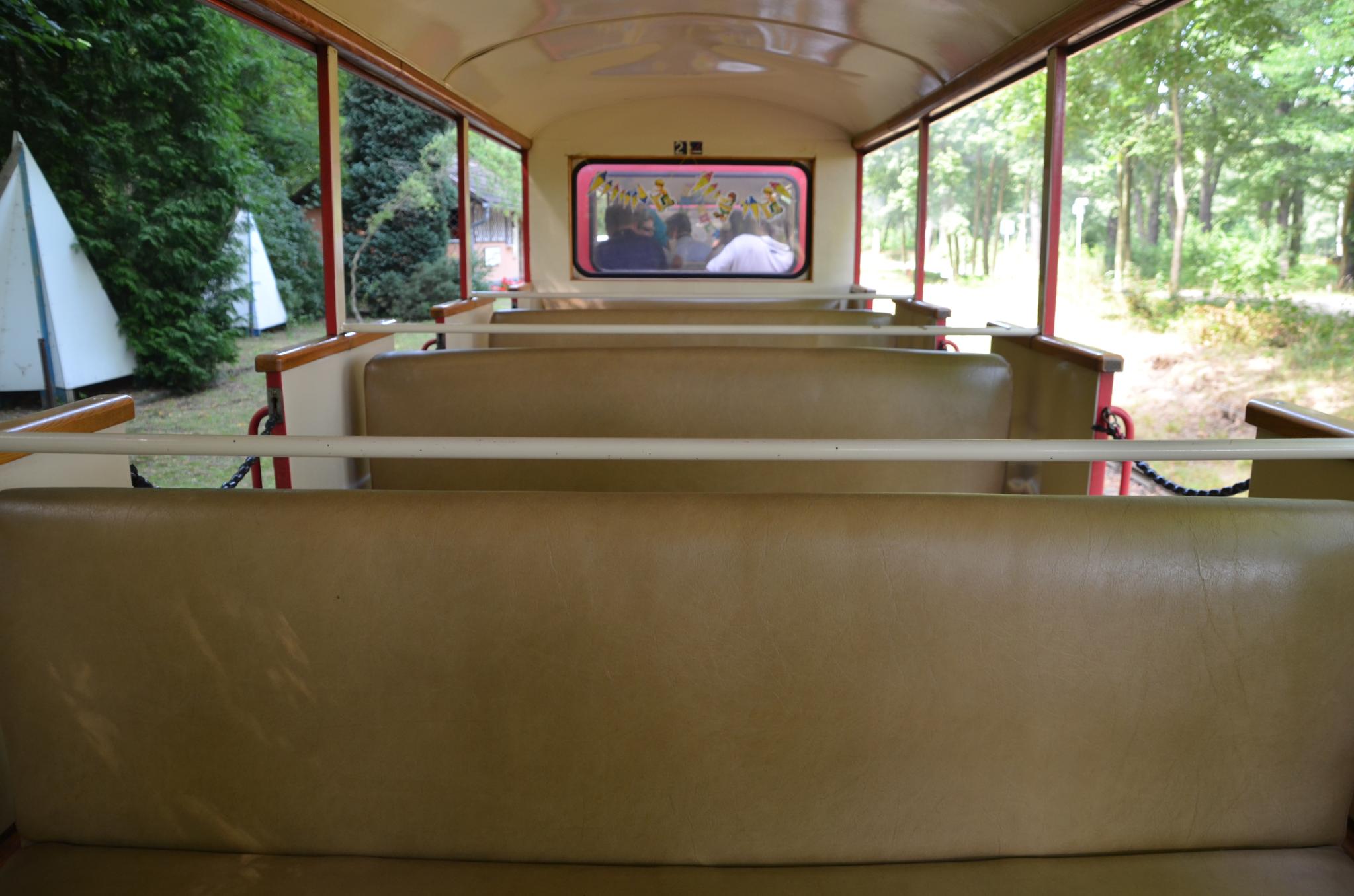 Personenwagen der Parkeisenbahn Cottbus (9443218990).jpg. 