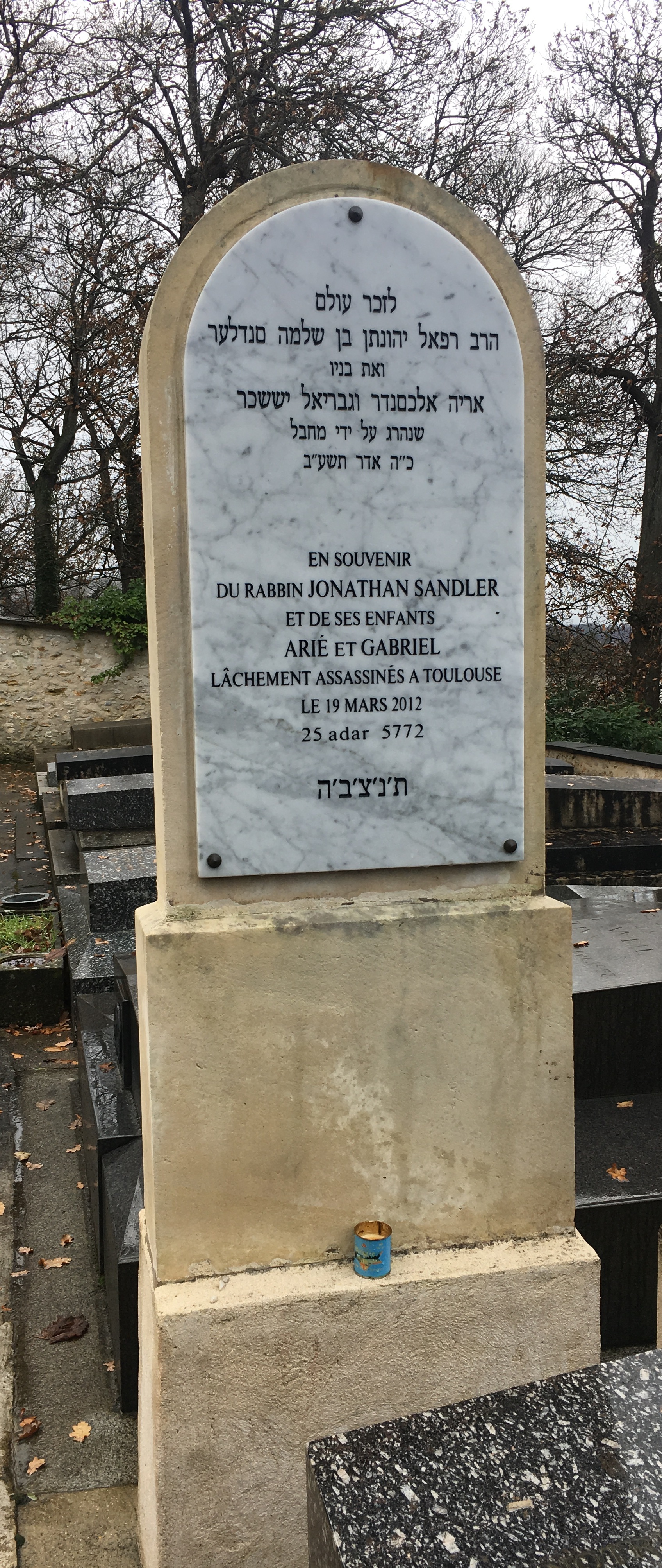 Plaque à la mémoire du rabbin Jonathan Sandler et de ses enfants érigée au cimetière juif de Versailles.