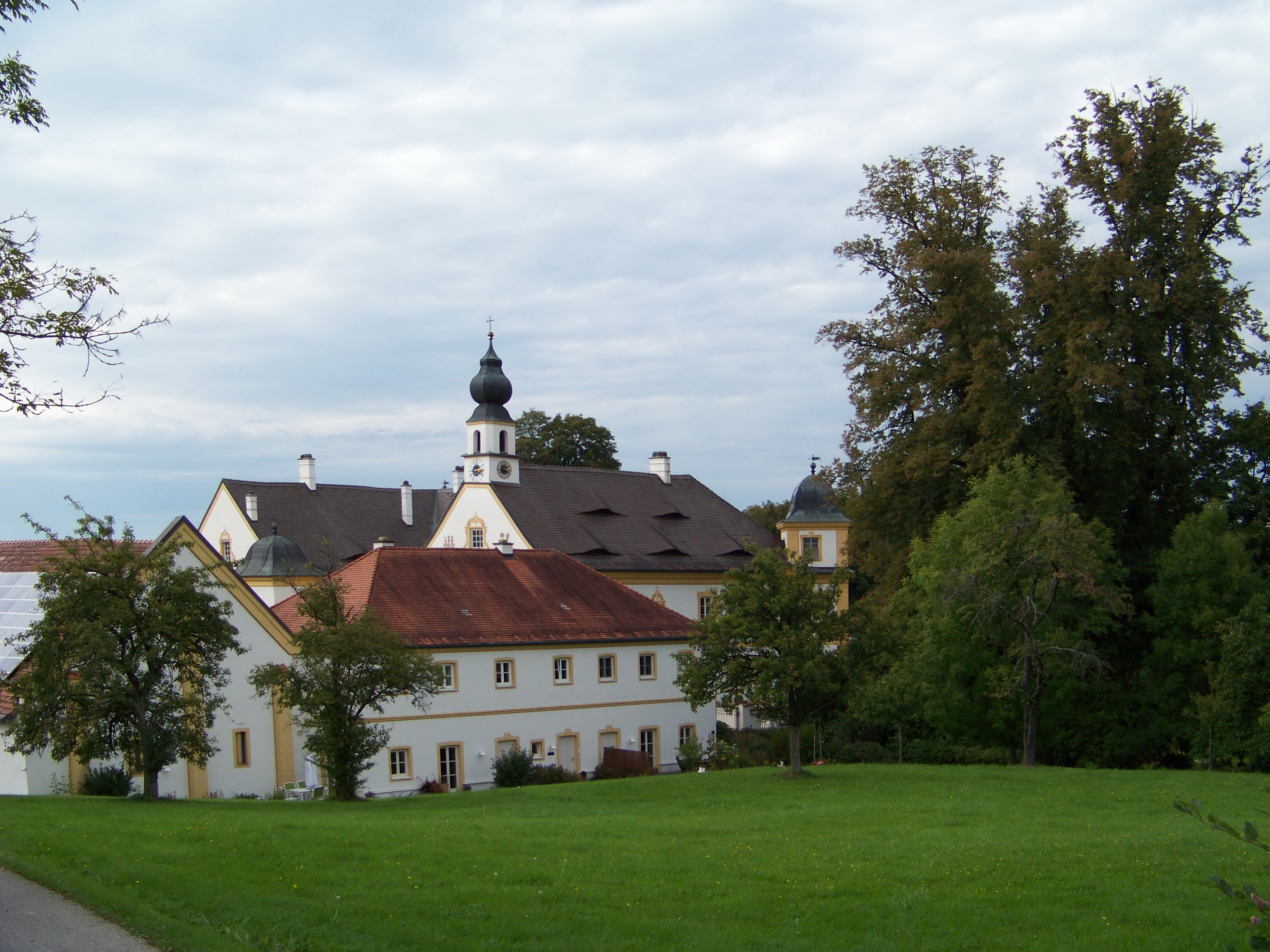 Postmünster, Thrunstein 1. Schloss Thurnstein, barocke Dreiflügelanlage, an der Südseite offen, drei...