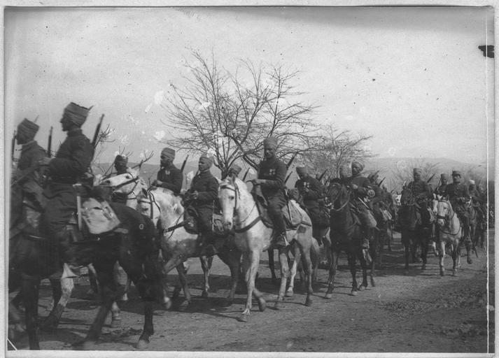 File:Revue du régiment de Spahis marocains par le général Sarrail en présence de monsieur Venizélos (5 mars 1917) - Salonique - Médiathèque de l'architecture et du patrimoine - APOR095184.jpg