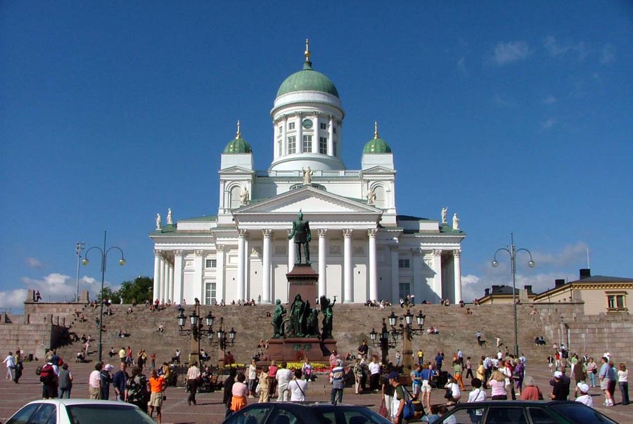 Senate Square and Lutheran Cathedral in Helsinki.jpg