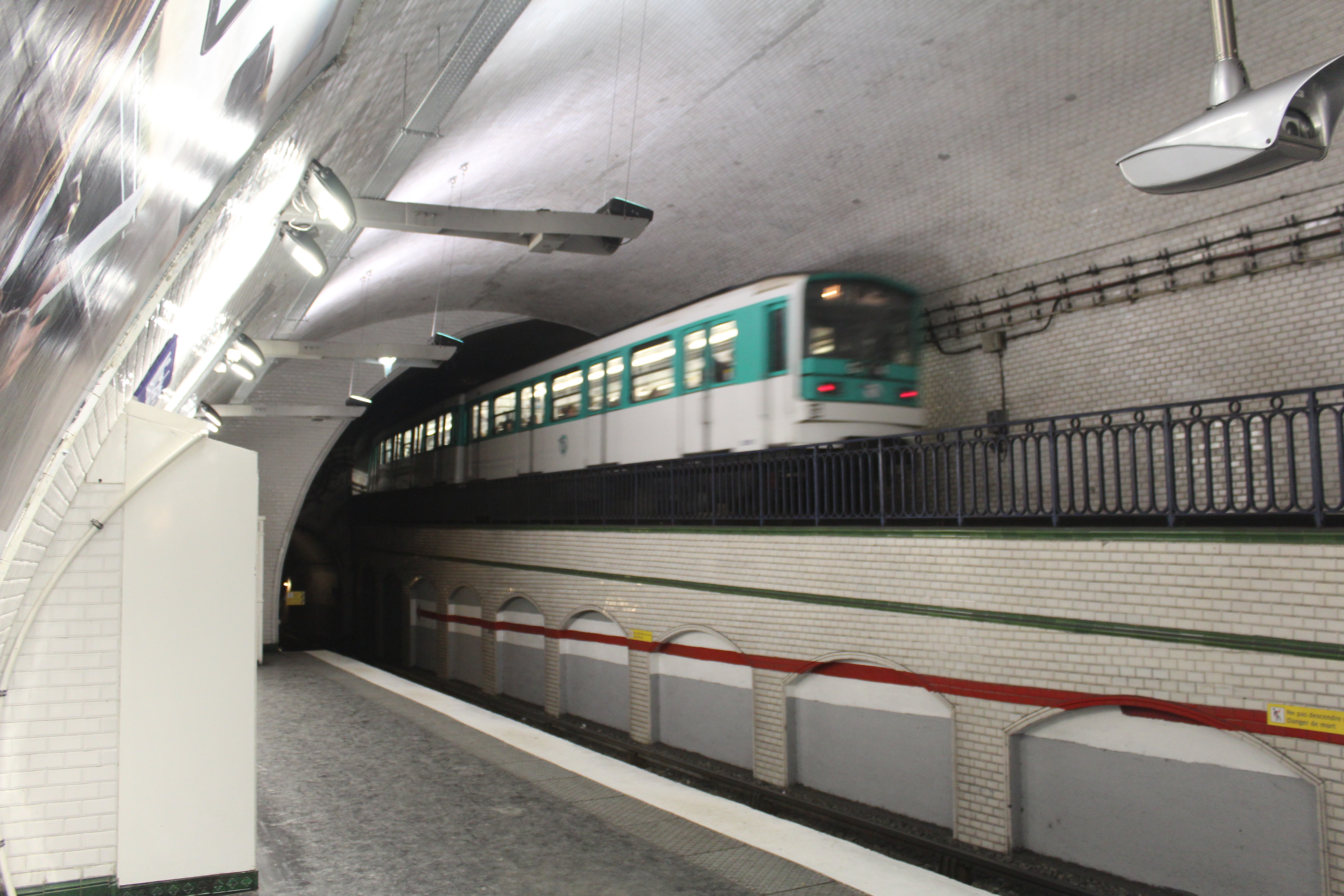 Station_M%C3%A9tro_Mirabeau_Paris_9.jpg