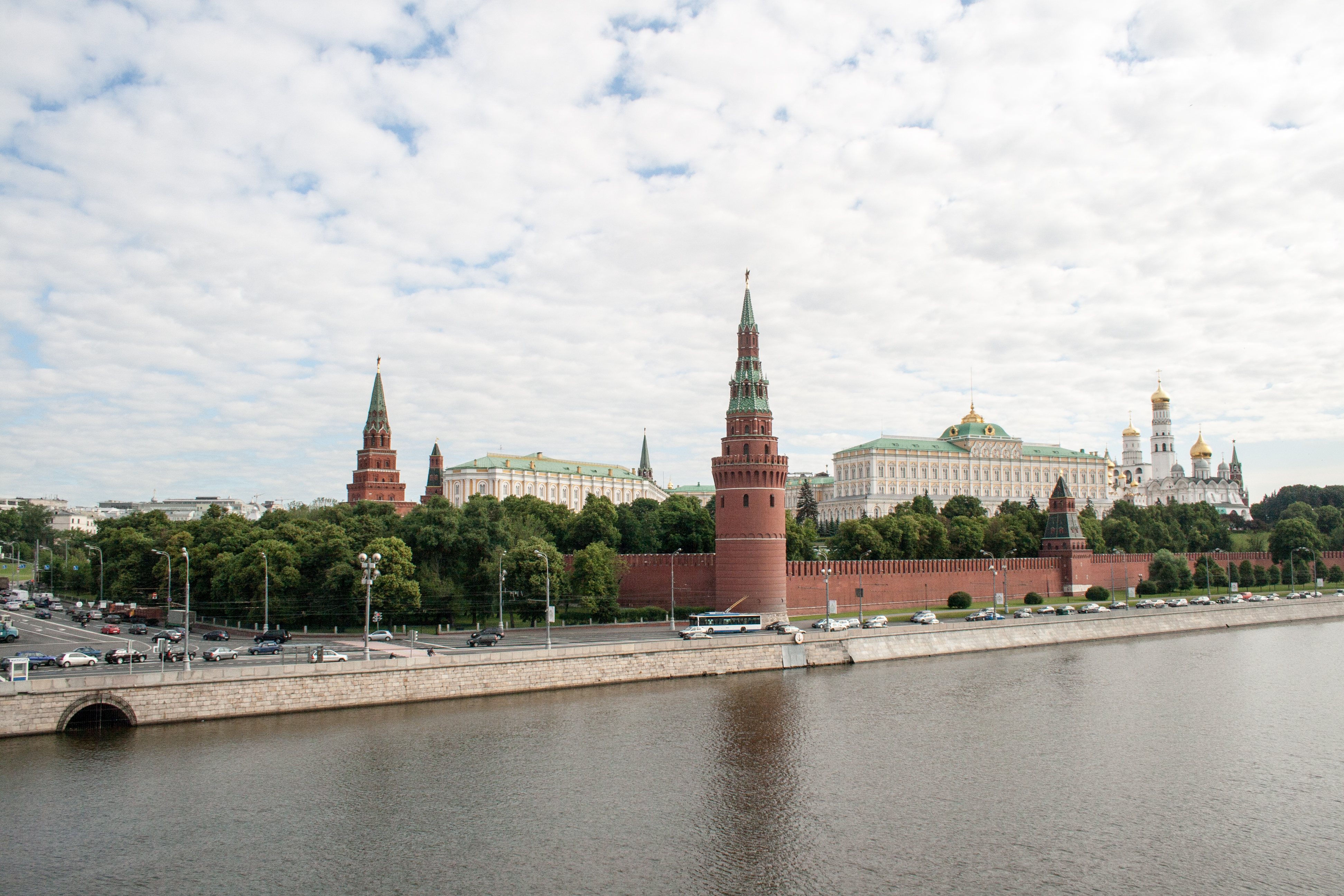 Река в москве 4. Москва река Яуза Кремль. Нижняя Москва река. Образ Москвы реки. Москва река приложение.