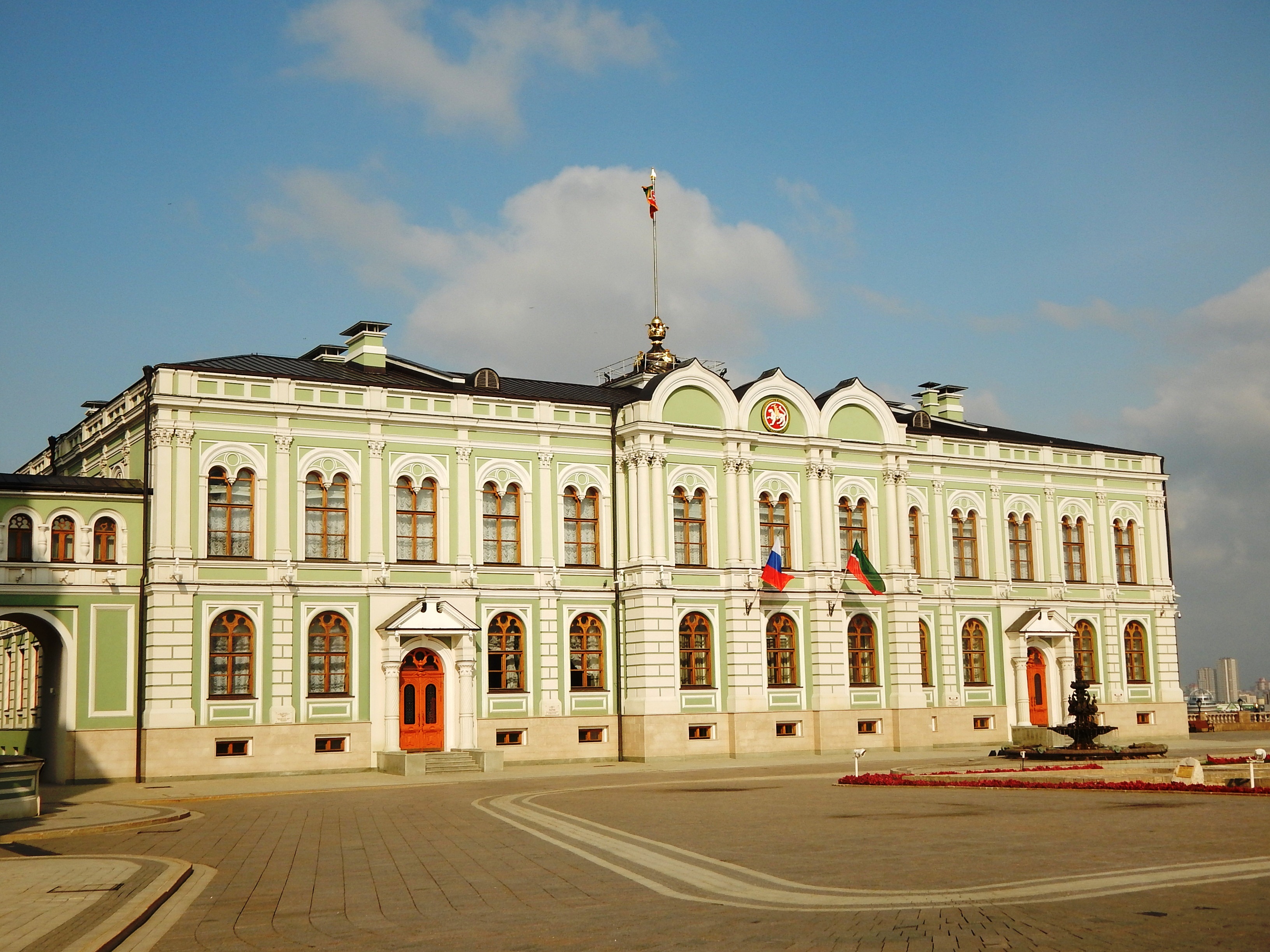 Губернаторский дворец гагарина. Губернаторский дворец Казанского Кремля. Казанский Кремль Архиерейский дворец. Губернаторский дворец Казанского Кремля внутри. Губернаторский дворец (Санта-Фе).