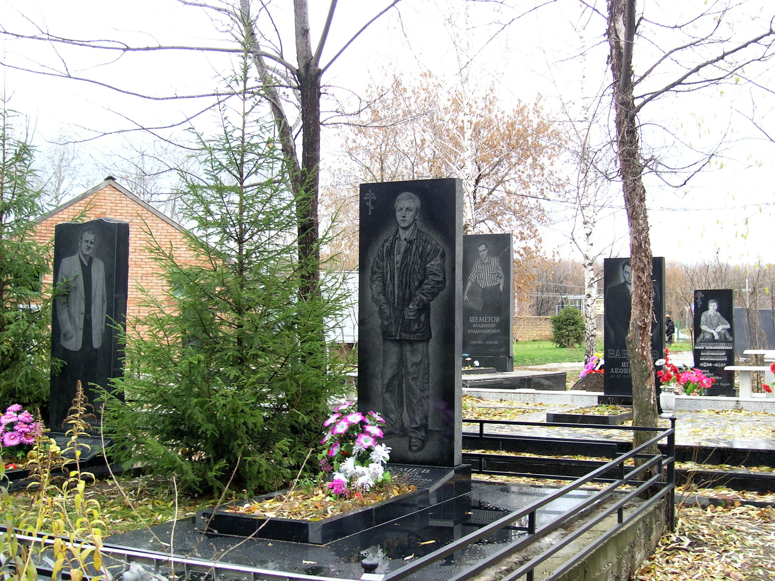 «Аллея героев» на Баныкинском кладбище Тольятти, названная в честь убитых в ходе Тольяттинской криминальной войны уголовников