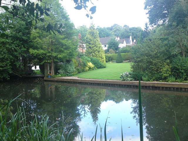 File:Basingstoke Canal waterside homes - geograph.org.uk - 1654373.jpg