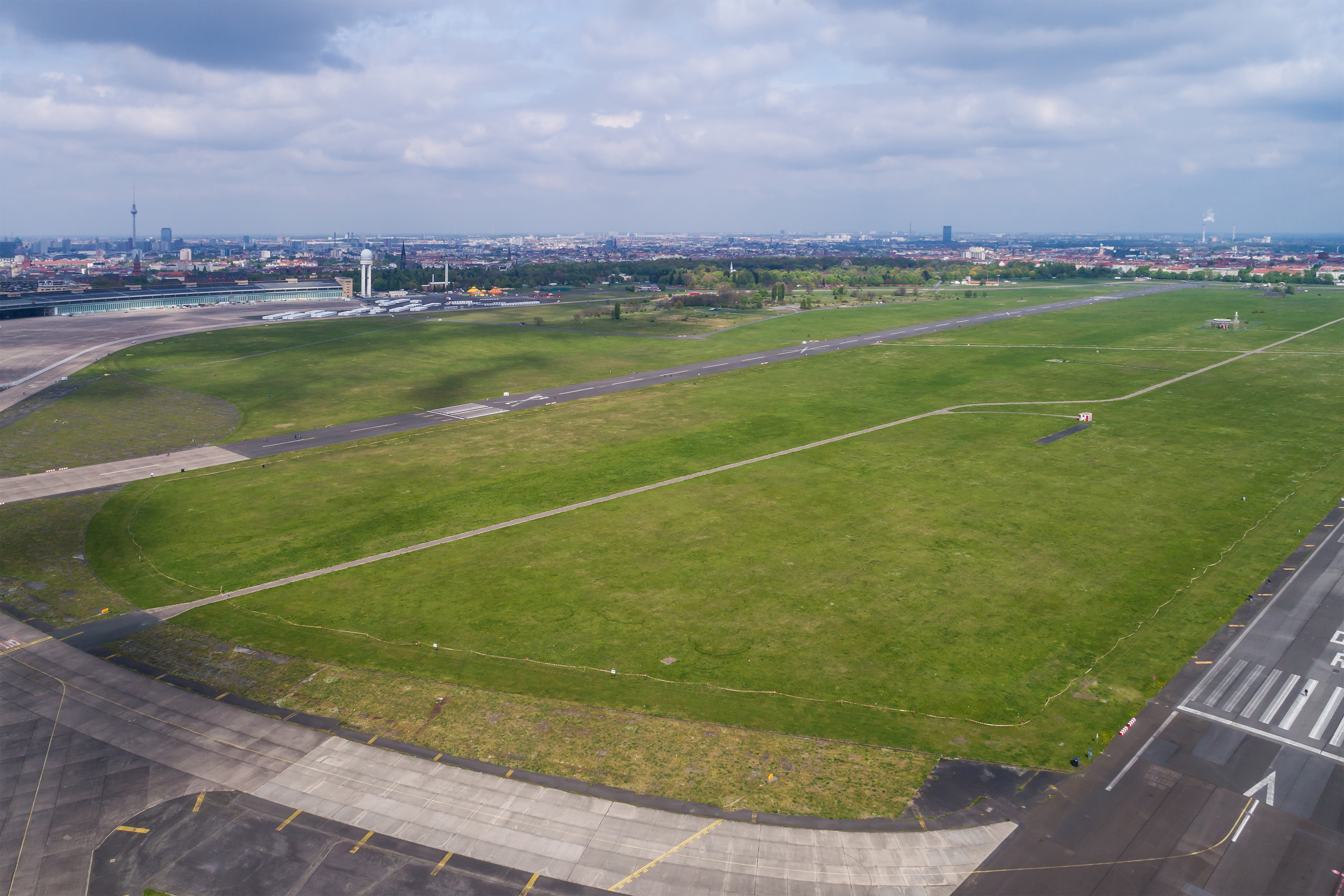 Berlin Tempelhof, l'aéroport transformé en parc urbain – L'interconnexion  n'est plus assurée