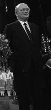 File:Bundesarchiv B 145 Bild-F074157-0009, Frankfurt, ZNS Weihnachtskonzert, Hannelore Kohl (cropped).jpg