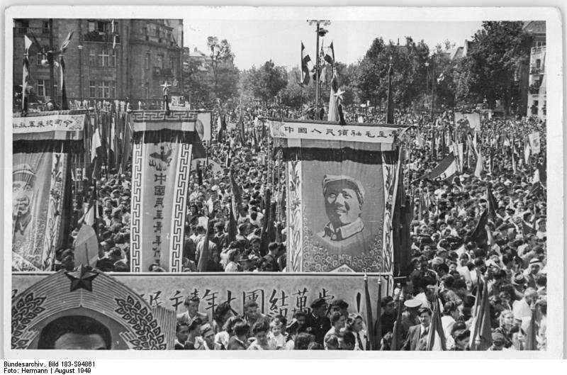 File:Bundesarchiv Bild 183-S94861, Budapest, II. Weltfestspiele, Festumzug, Heldenplatz.jpg