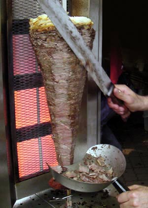 صورة:Döner kebab slicing.jpg