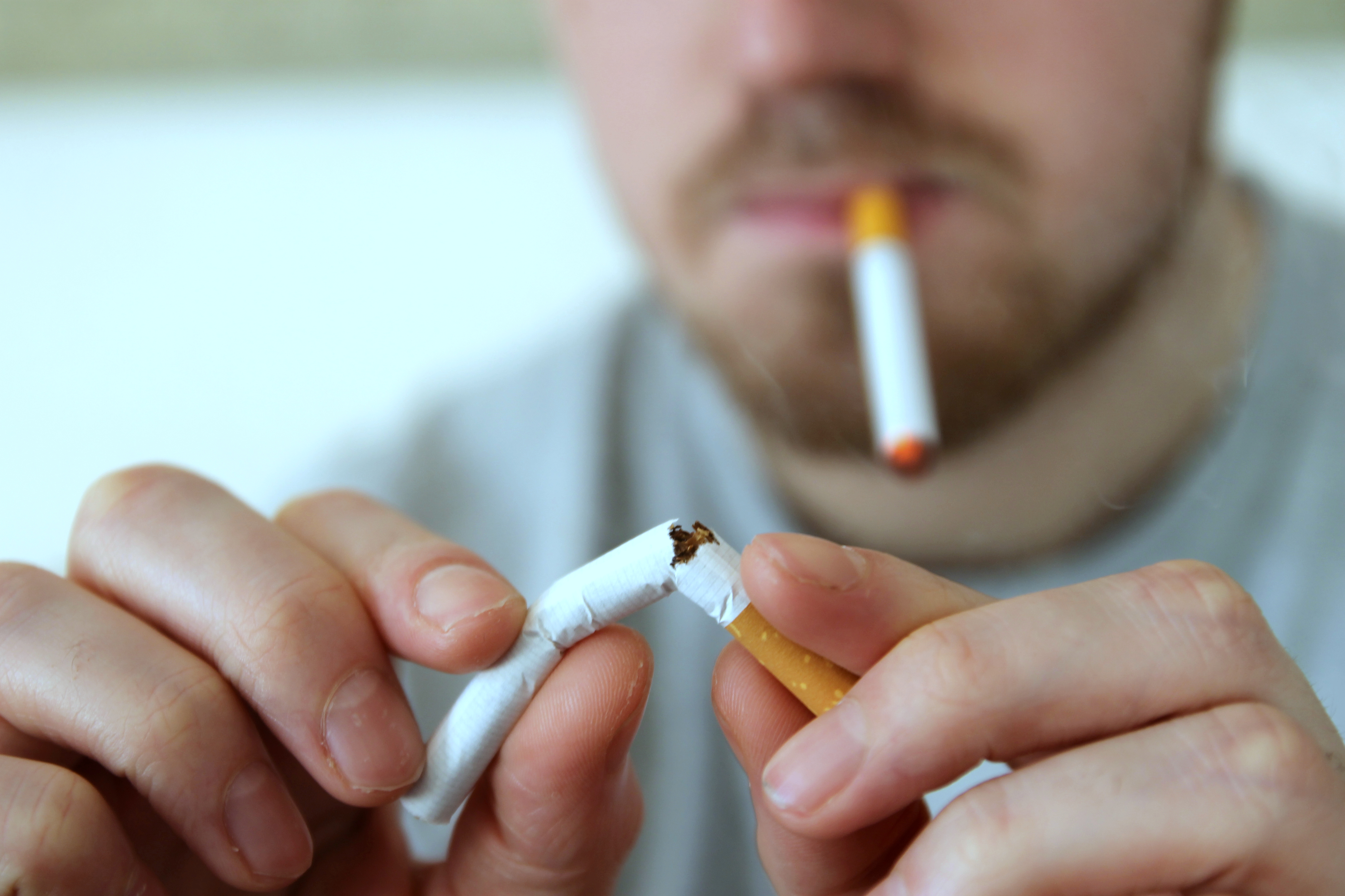 Включи курилку. Табакокурение. Человек курит сигарету. Сигареты зависимость.