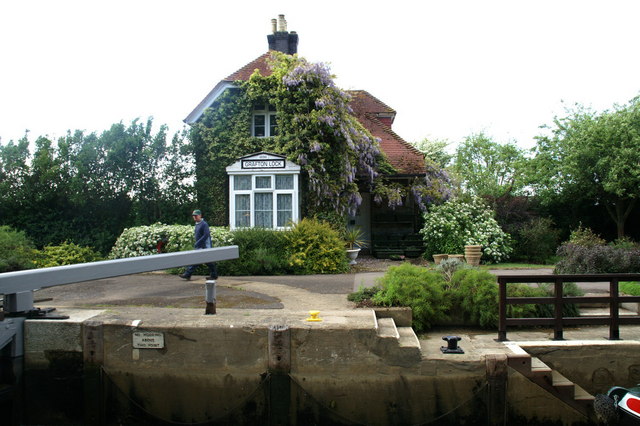 File:Grafton Lock - geograph.org.uk - 912447.jpg