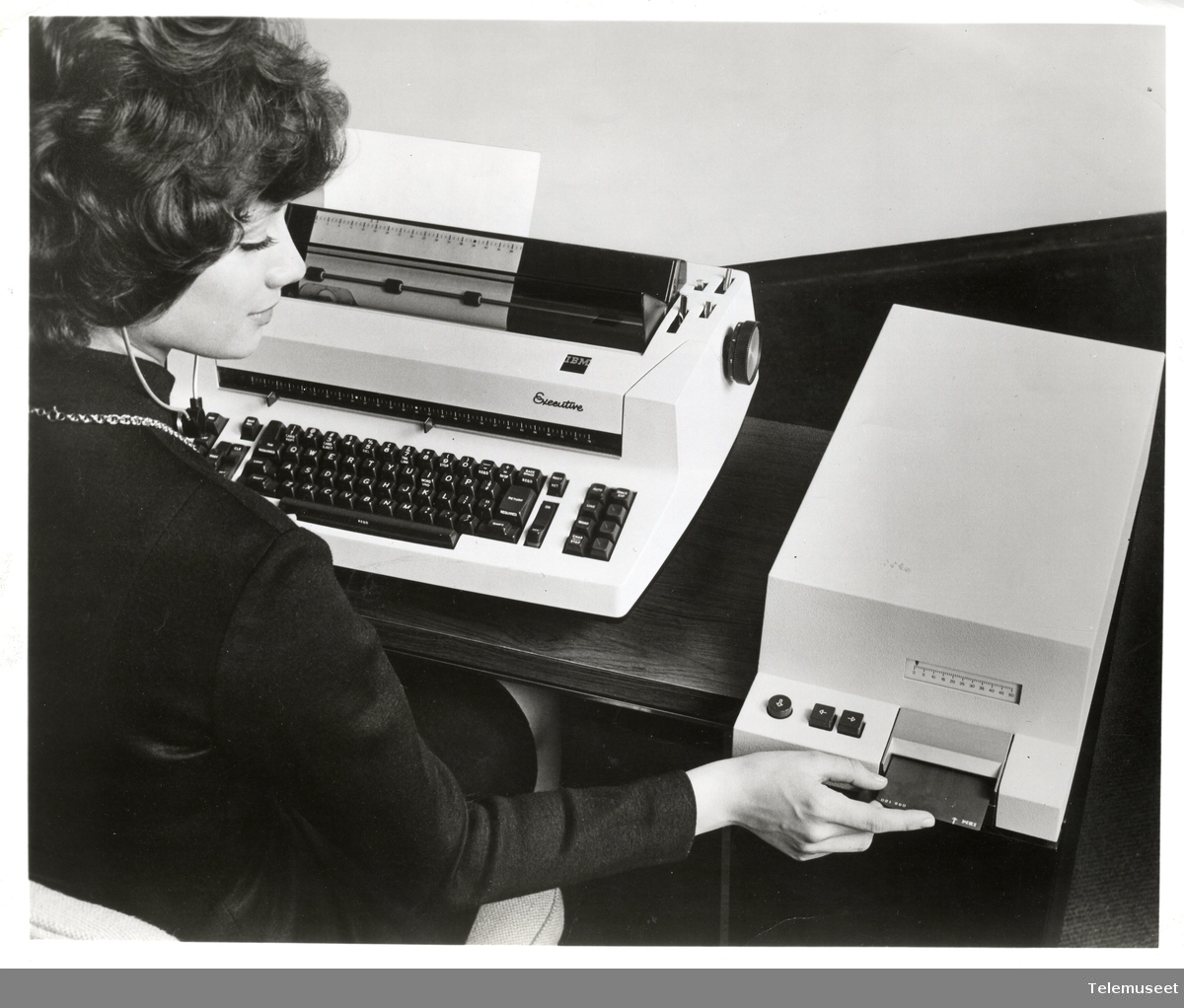 File:IBM Selectric Executive with mag cart composer (1).jpg - Wikimedia  Commons