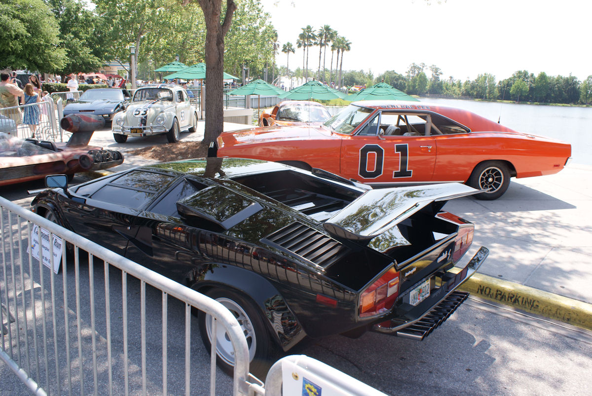 File:Lamborghini Countach 1979 LP400S Cannonball Run and Dodge Charger 1969  General Lee LSides CECF 9April2011 (14600256042) (2).jpg - Wikimedia Commons
