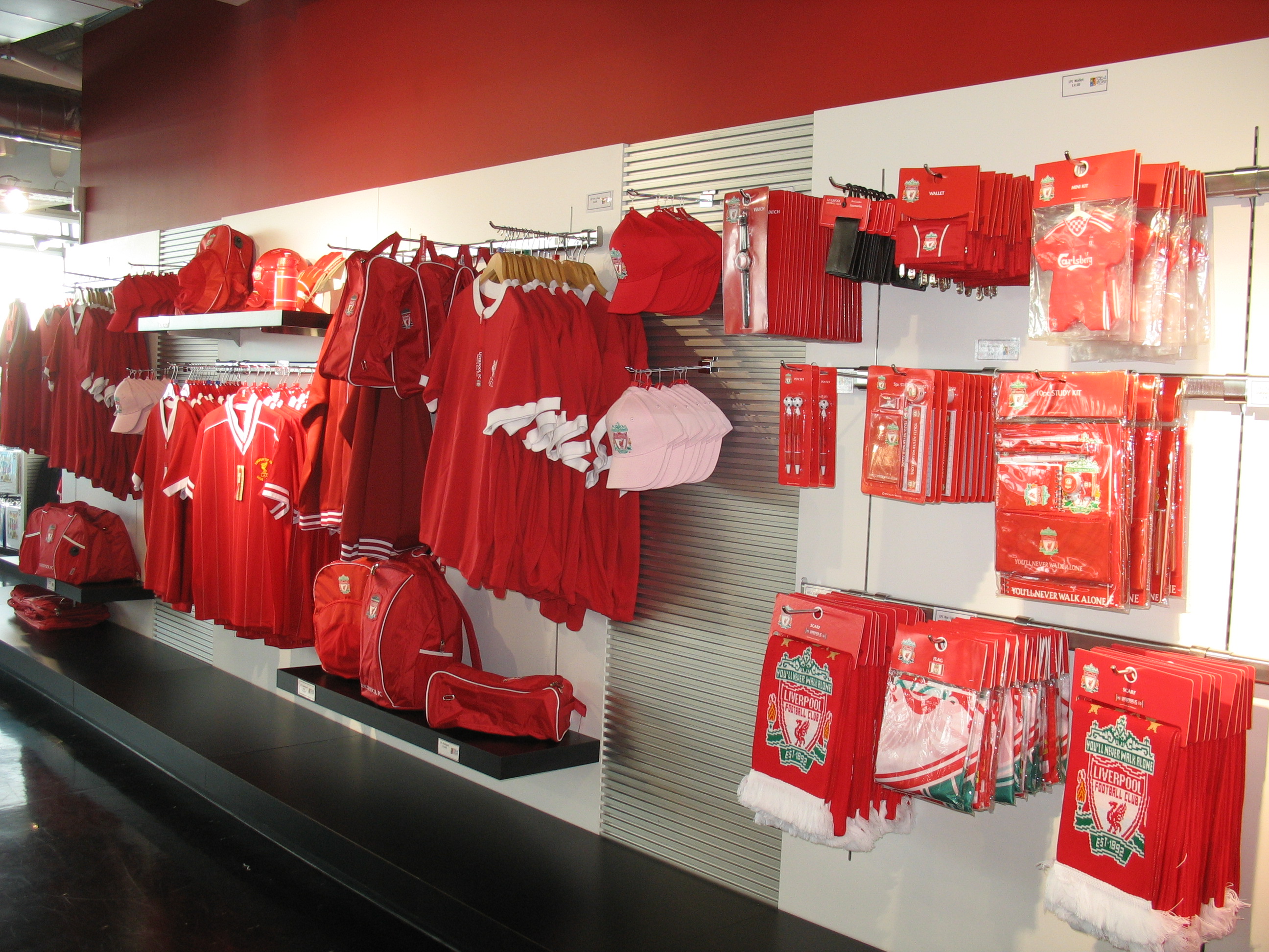 blødende evig svært File:Liverpool FC fan store.jpg - Wikimedia Commons