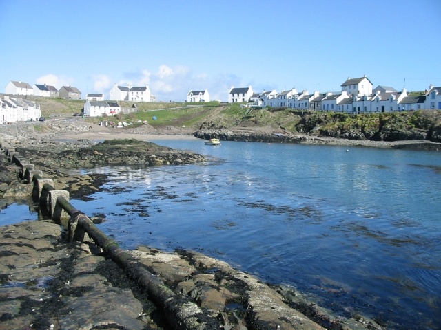 File:Looking back to Portnahaven - geograph.org.uk - 302353.jpg