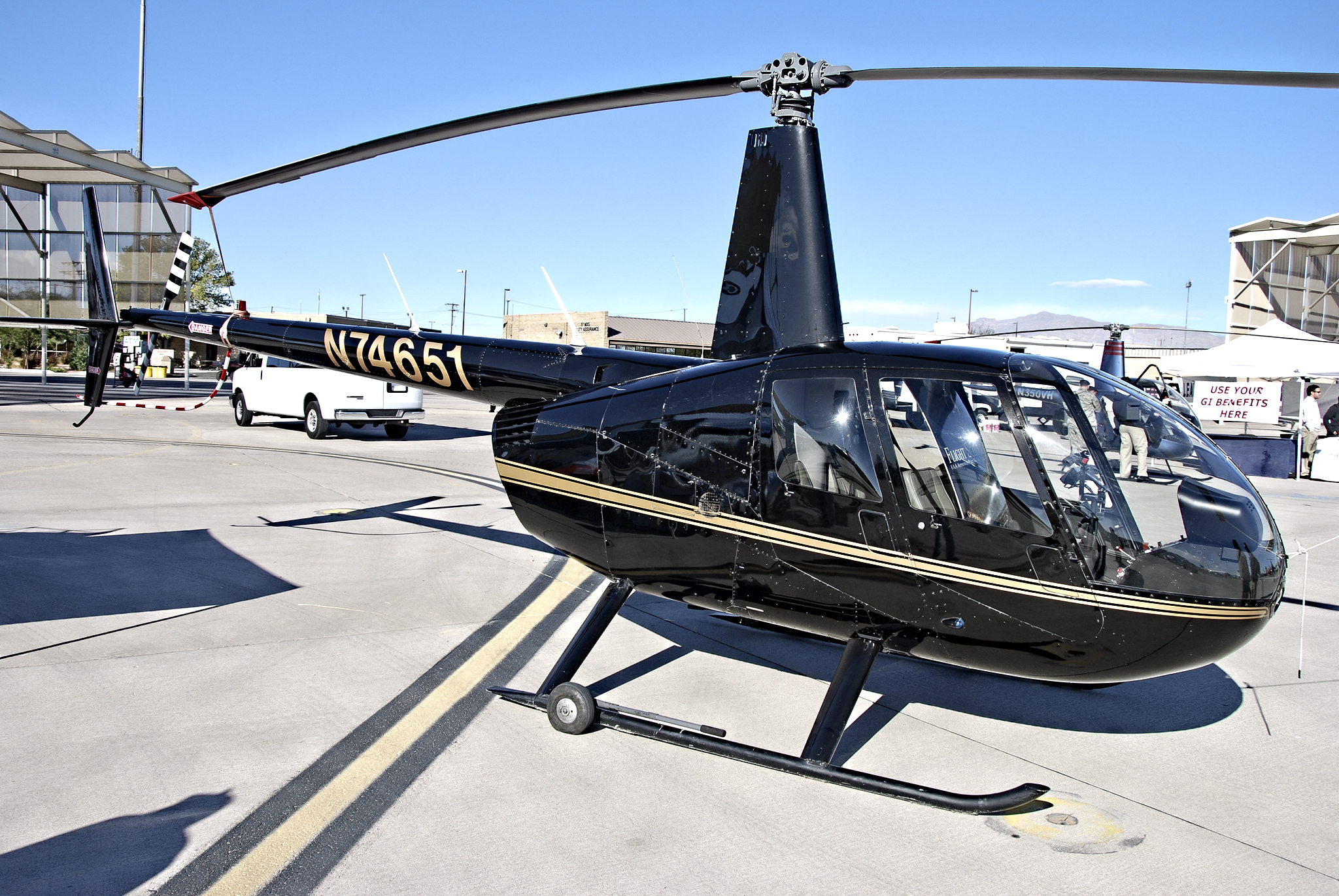 Robinson r44ii. Robinson r44. Размеры Robinson r44. Robinson r44 Police. Вертолетная площадка для Robinson r44.