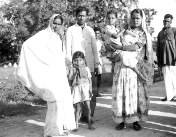 File:Patients coming to Satbarwa Hospital, India, 1964 (16738972670).jpg