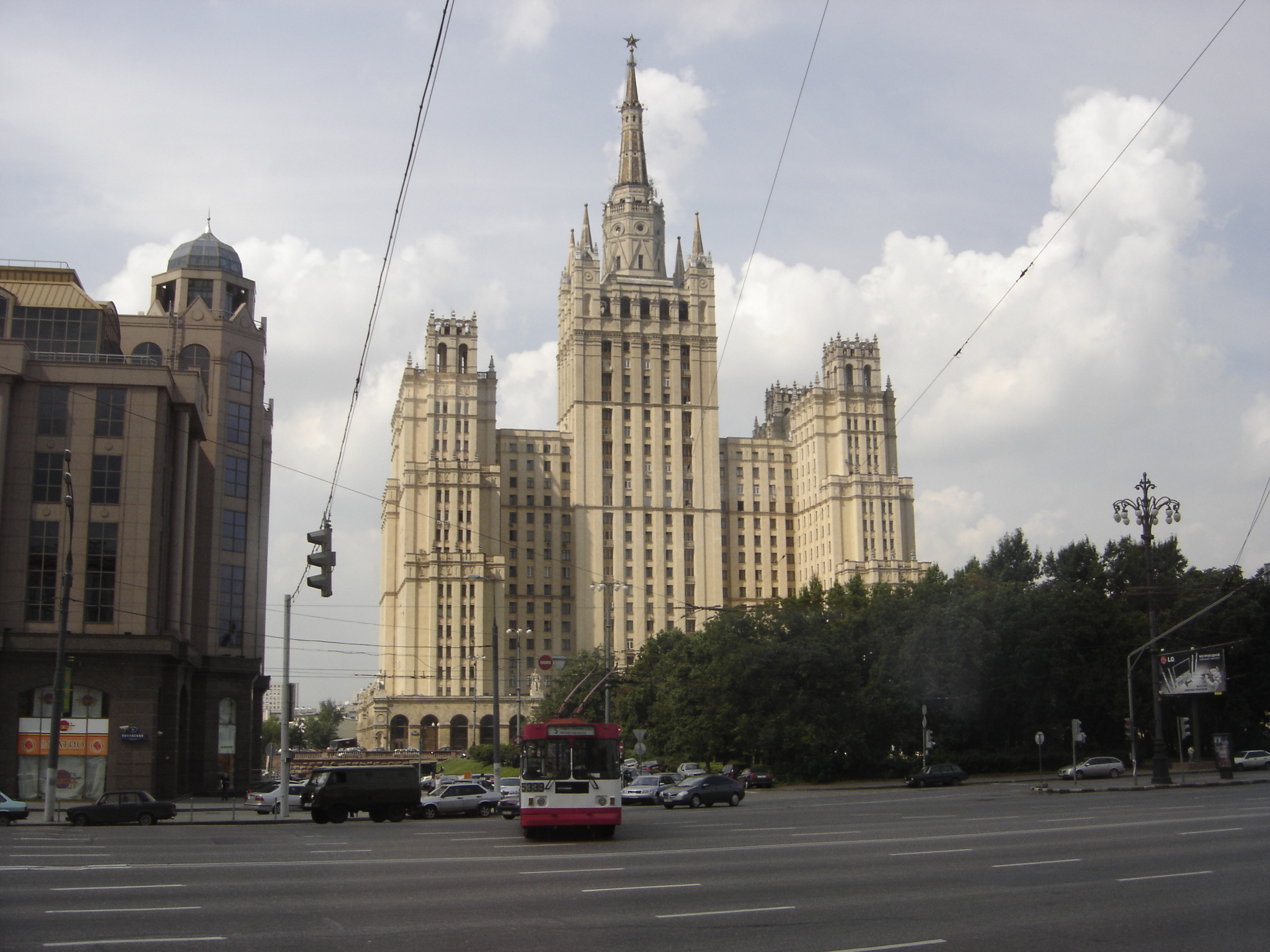какие здания в москве