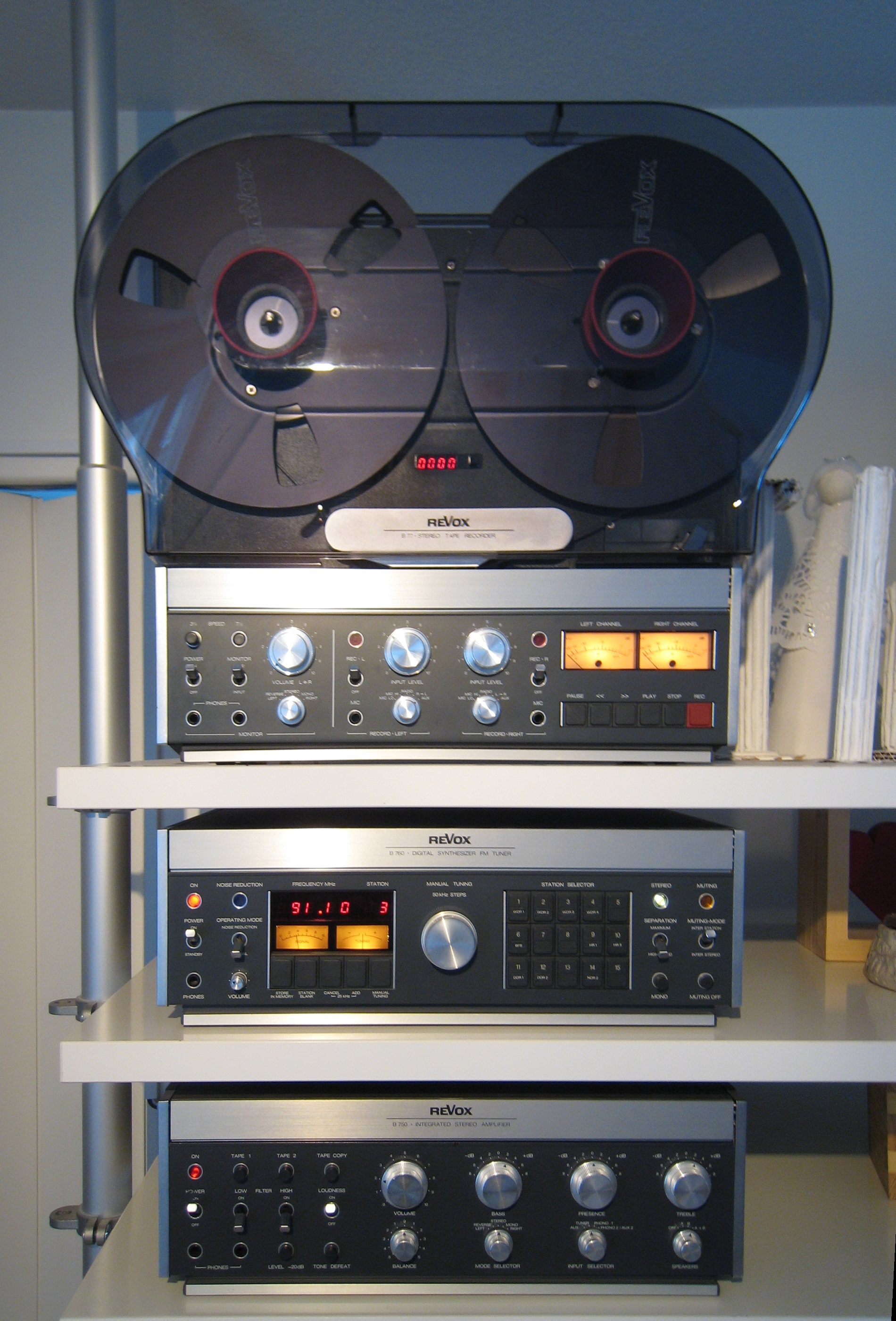 File:Revox Hi-Fi system with reel to reel tape recorder B77, Tuner