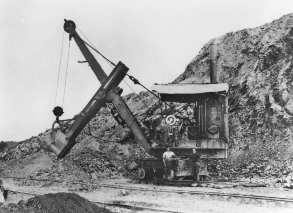 draga a vapore StateLibQld_1_136562_Steam_shovel_used_to_construct_Holts_Hill_filters_at_Mount_Crosby%2C_1931