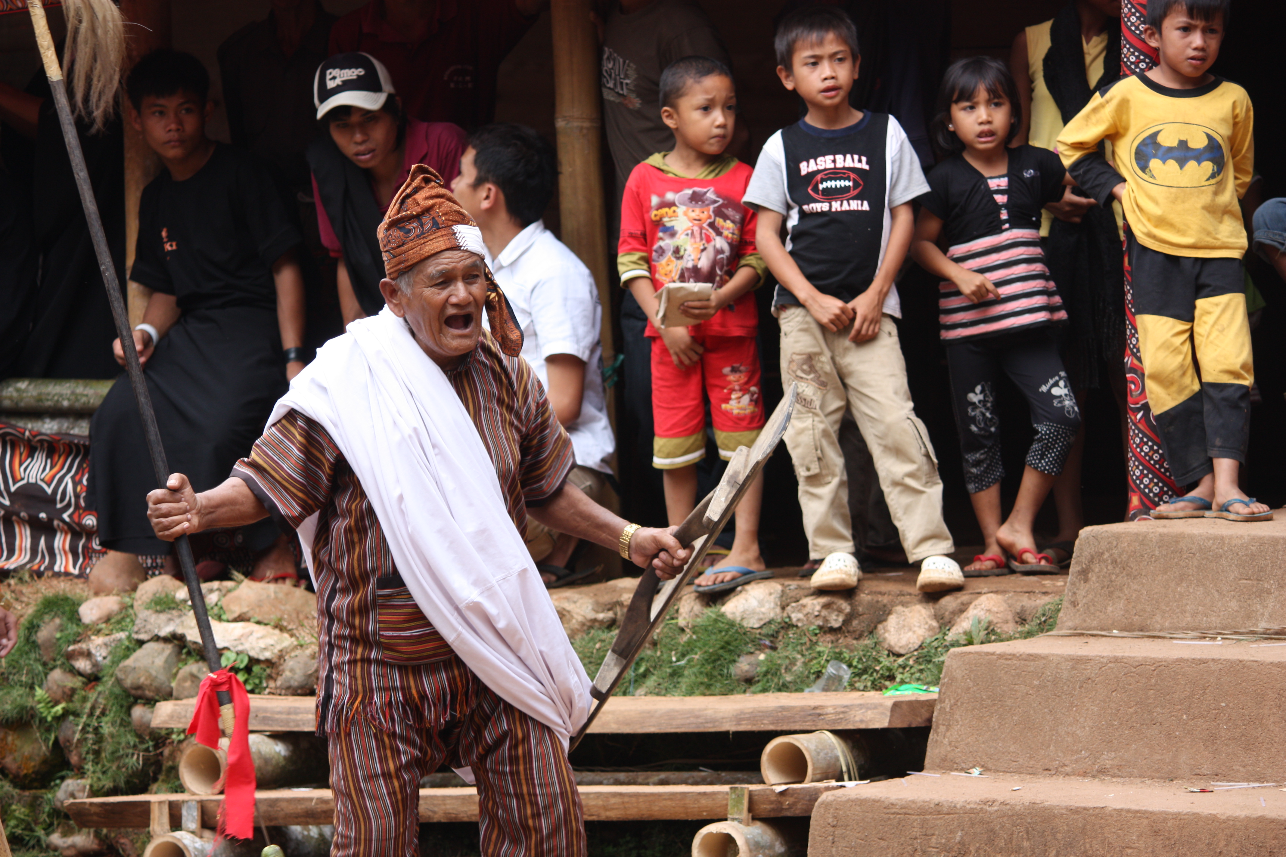 Tana_Toraja,_Salu_funeral,_priest_(6823180968)