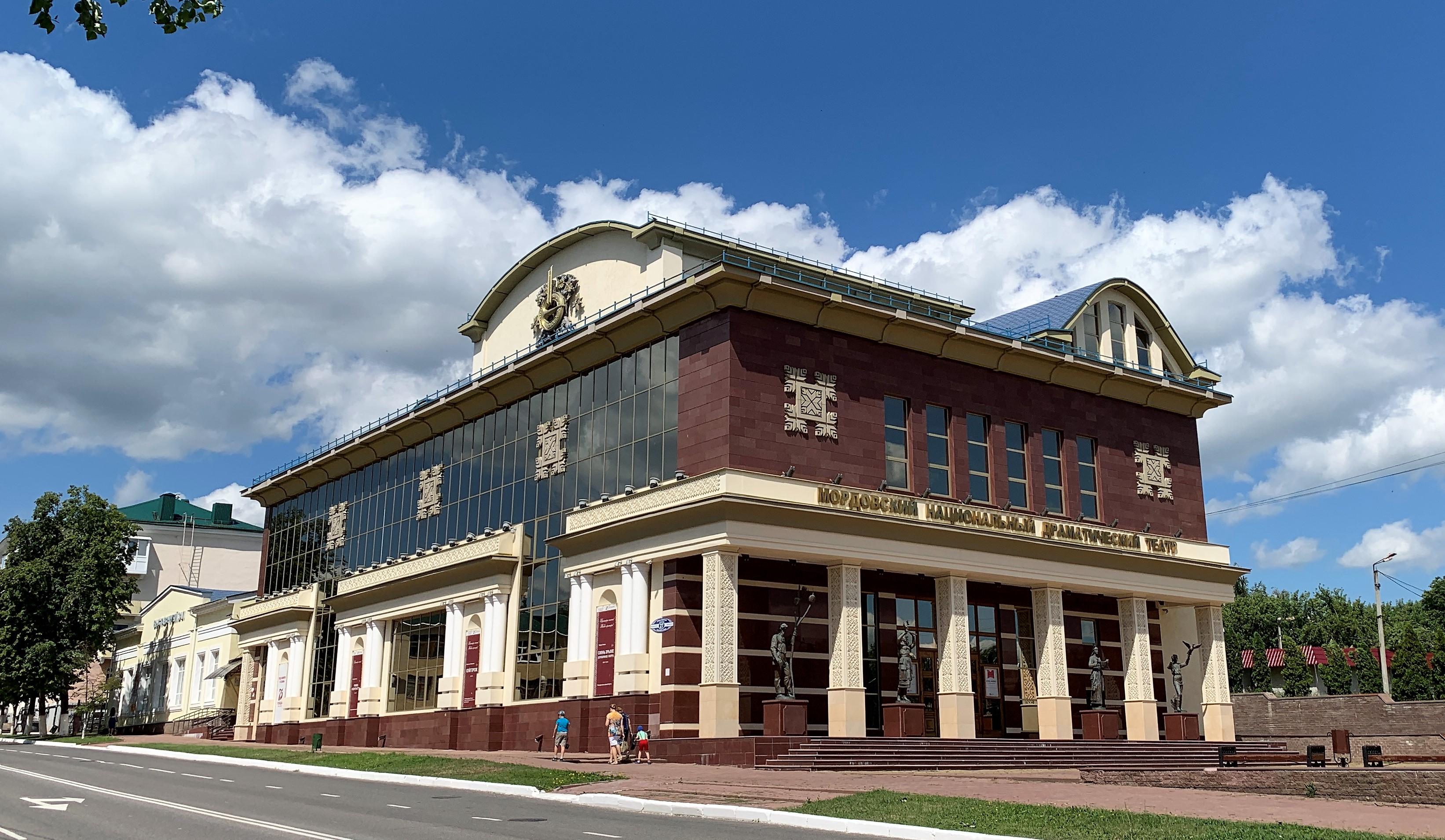 Национальный драматический театр. Саранск the Mordovian Drama Theatre. Мордовский национальный драматический театр Саранск фото зала.