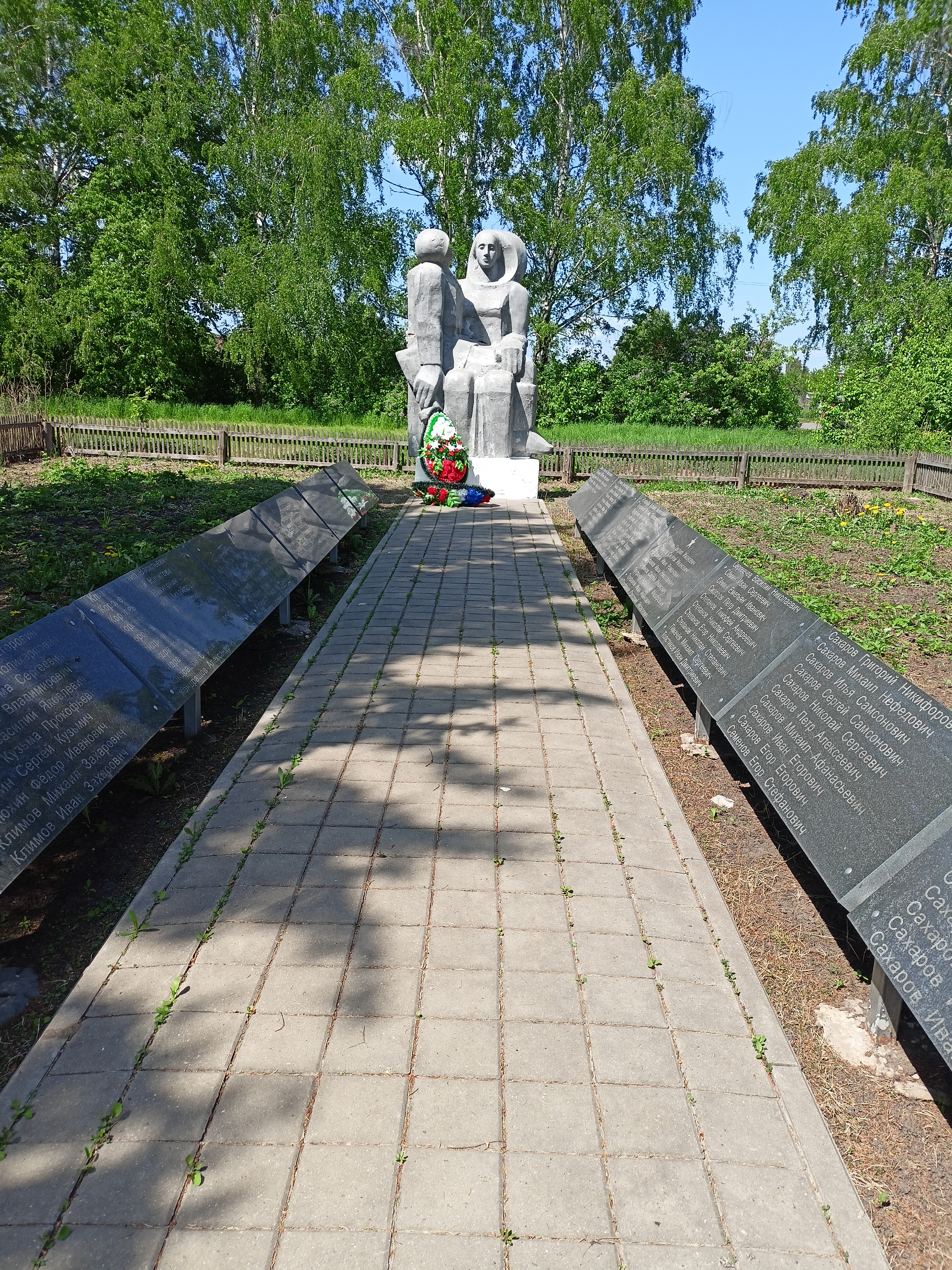 Памятник в Новопетровское. Поселок Новопетровск. Новопетровское.