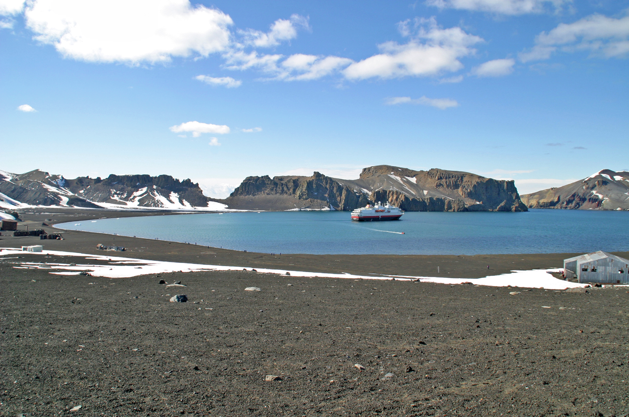 Deception island. Остров Десепшен. Остров Десепшн в Антарктиде. Порт Фостер, китовая бухта (остров Десепшен). Остров Десепшен ночь.