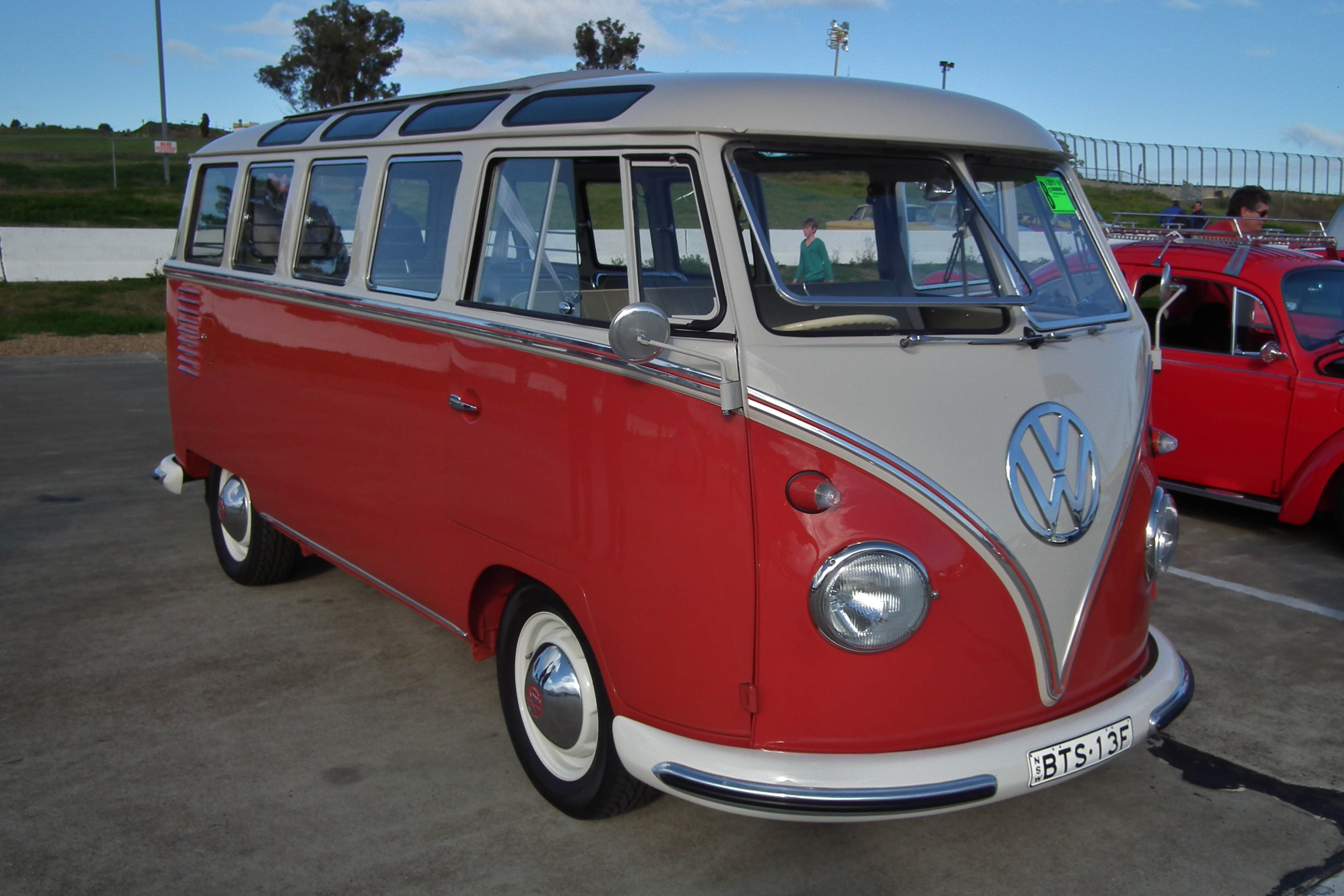 complexiteit Uitbarsten geur File:1960 Volkswagen T1 Transporter Deluxe 21 Window bus (6106006156).jpg -  Wikimedia Commons