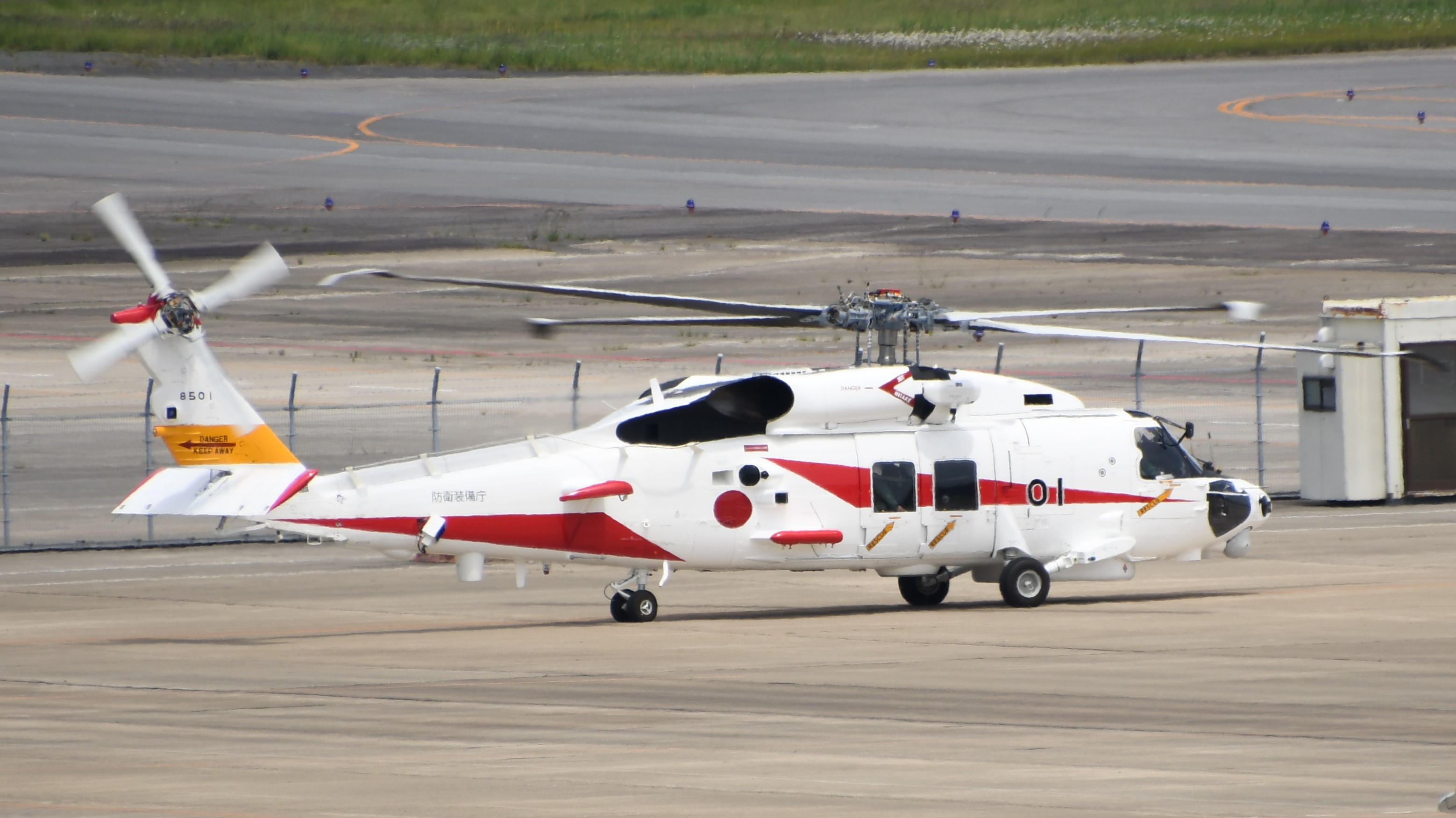 File:ALTA XSH-60L(8501) taxiing at the Mitsubishi Heavy Industries 